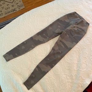 Alo Yoga High-Waist Camo Vapor Leggings. Putty Camouflage. Size XS. Good cond…